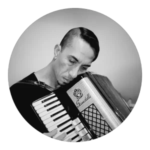 Ben i playing accordion